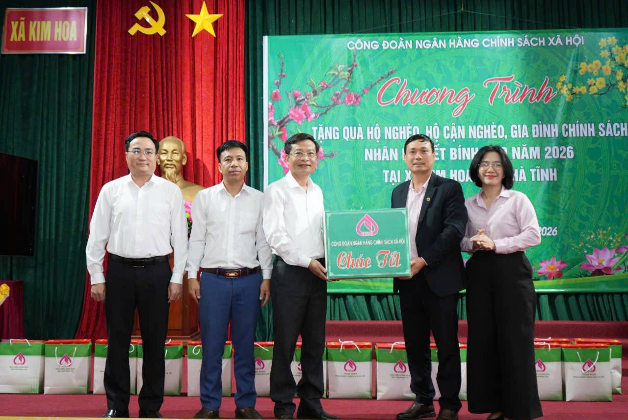 Công đoàn Ngân hàng chính sách xã hội Việt Nam trao quà