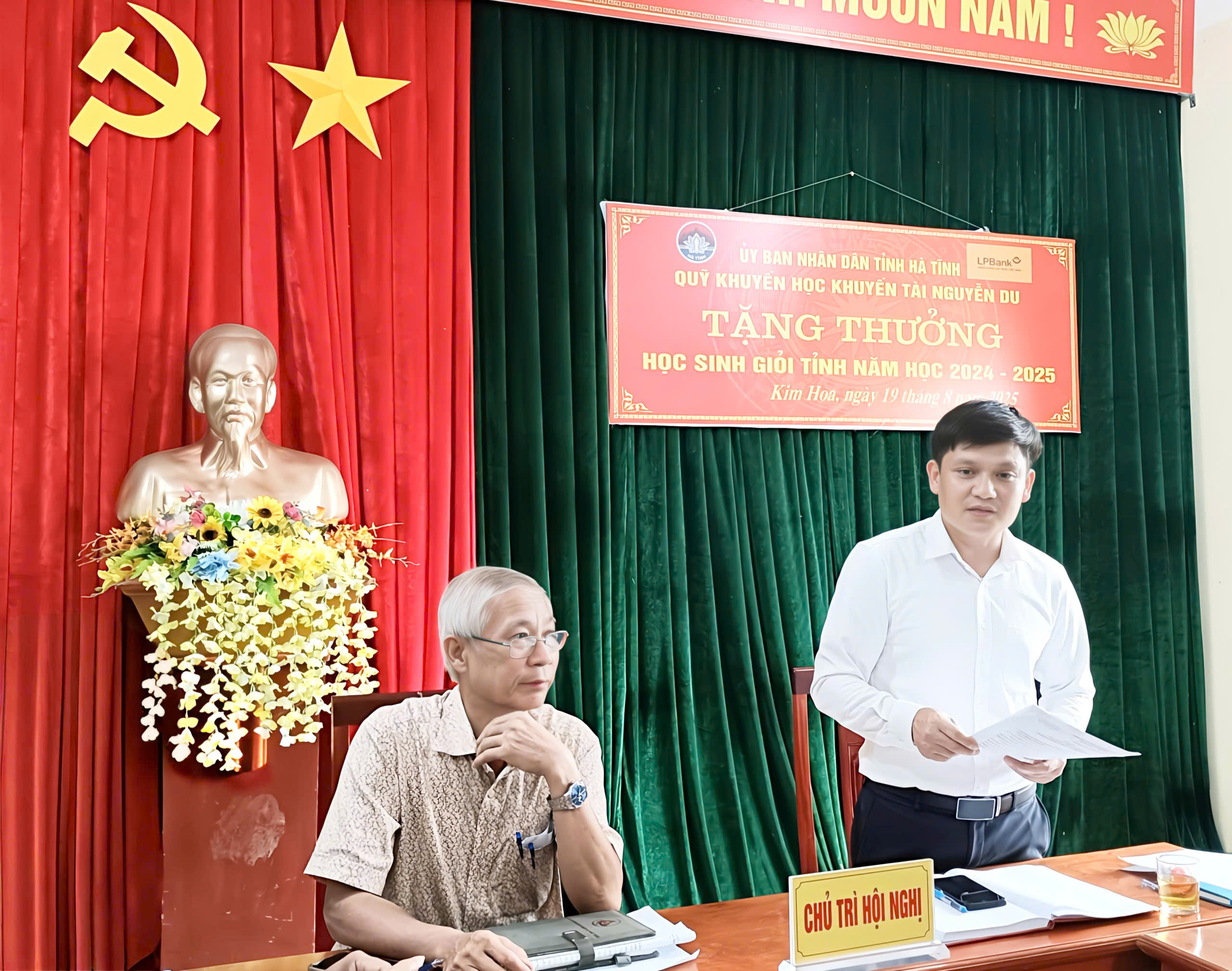 Trao thưởng Quỹ khuyến học Nguyễn Du 