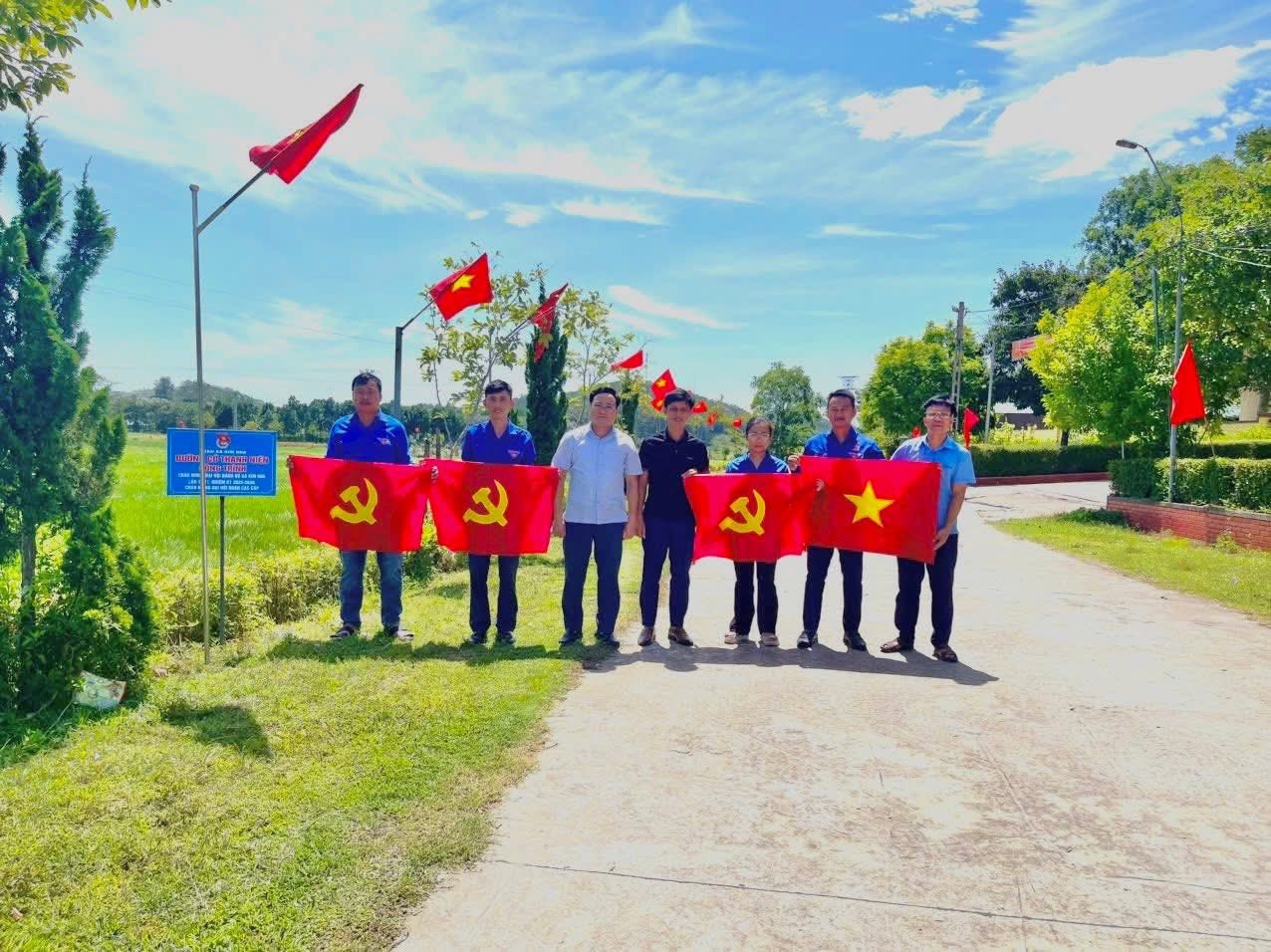 Nhân lên niềm tự hào về Đảng quang vinh, Tổ Quốc yêu thương từ các tuyến đường cờ rực rỡ.