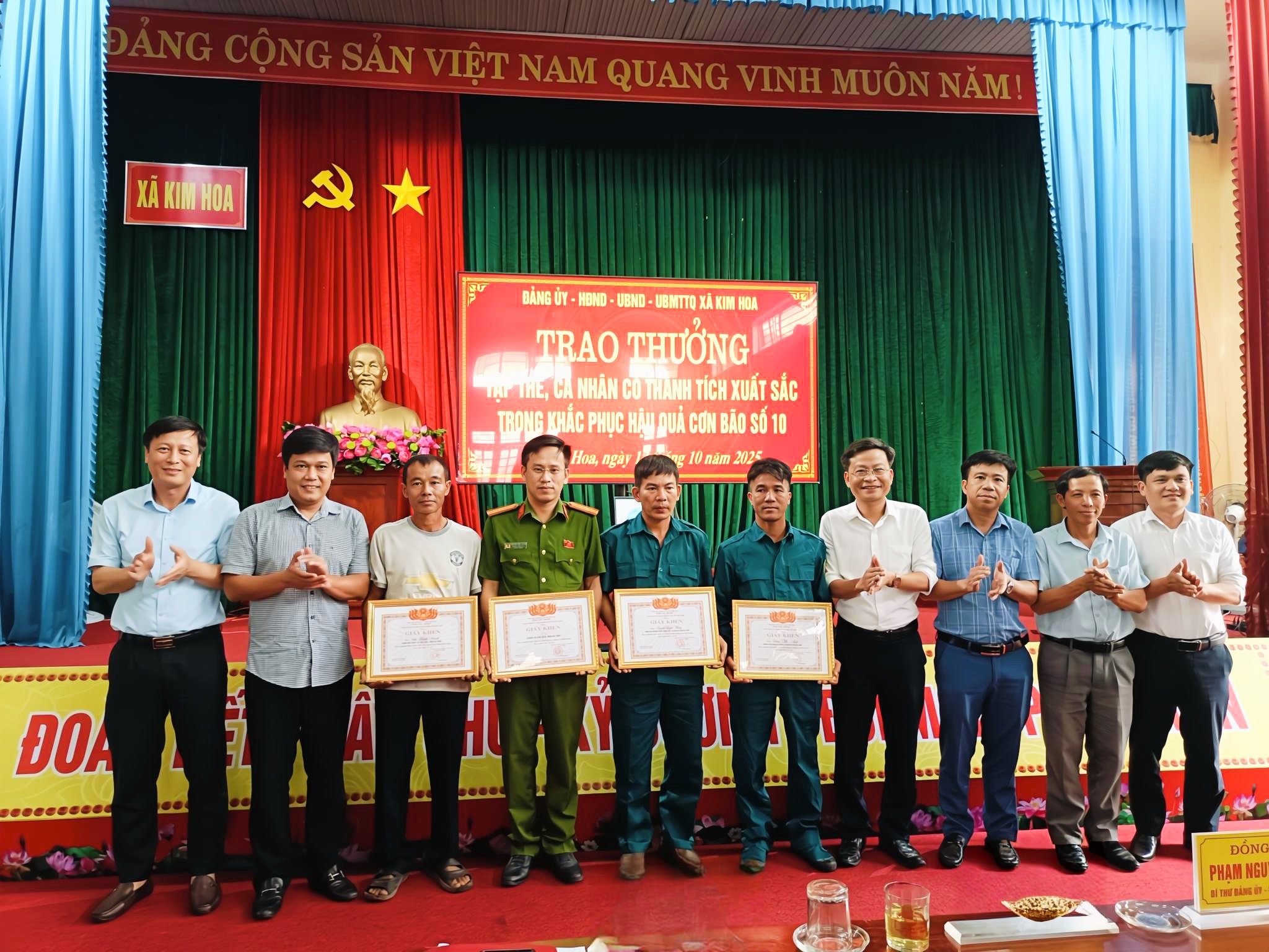 Xã Kim Hoa Khen thưởng các tập thể và cá nhân có nhiều thành tích ứng phó và khắc phục bão lũ