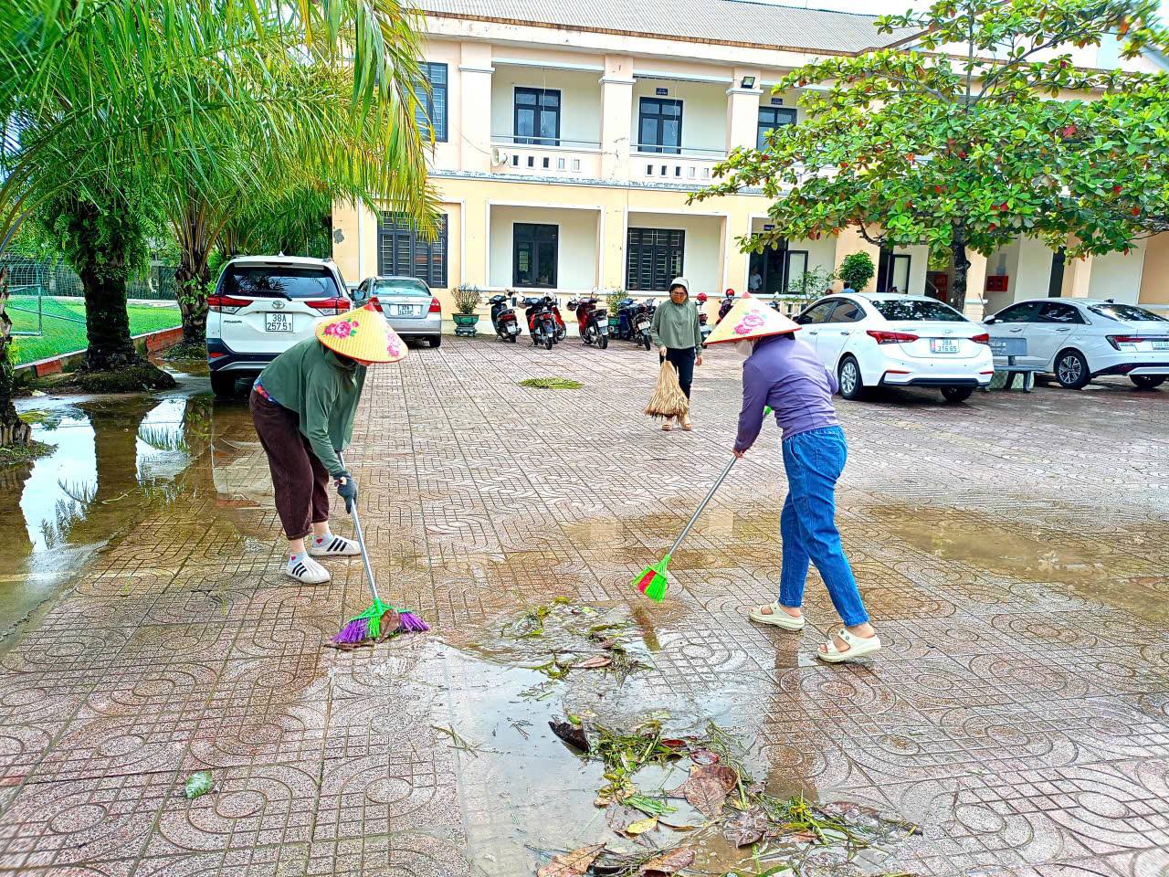 Xã Kim Hoa: Các trường học khẩn trương khắc phục hậu quả sau bão lũ