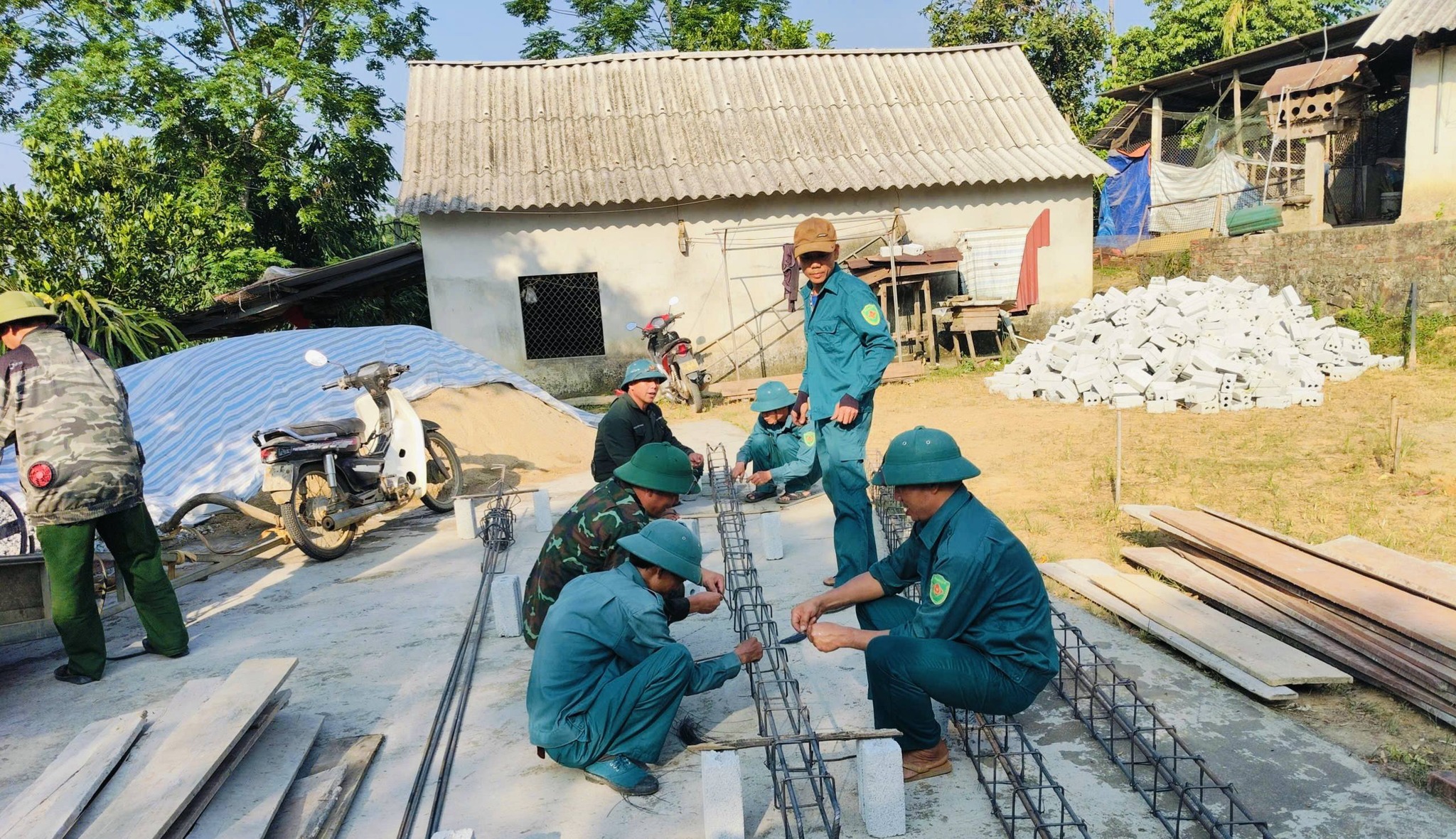 Quân đội - Nông dân giúp hộ khó khăn làm nhà ở
