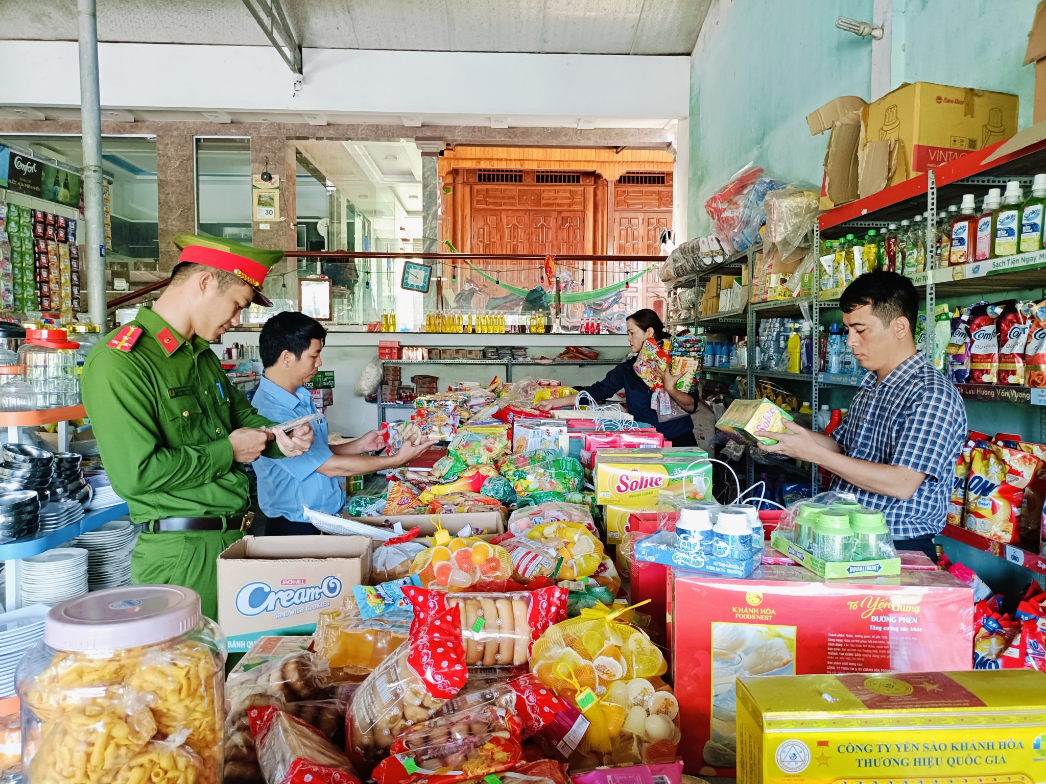 Xã Kim Hoa kiểm tra an toàn thực phẩm dịp Tết Trung thu