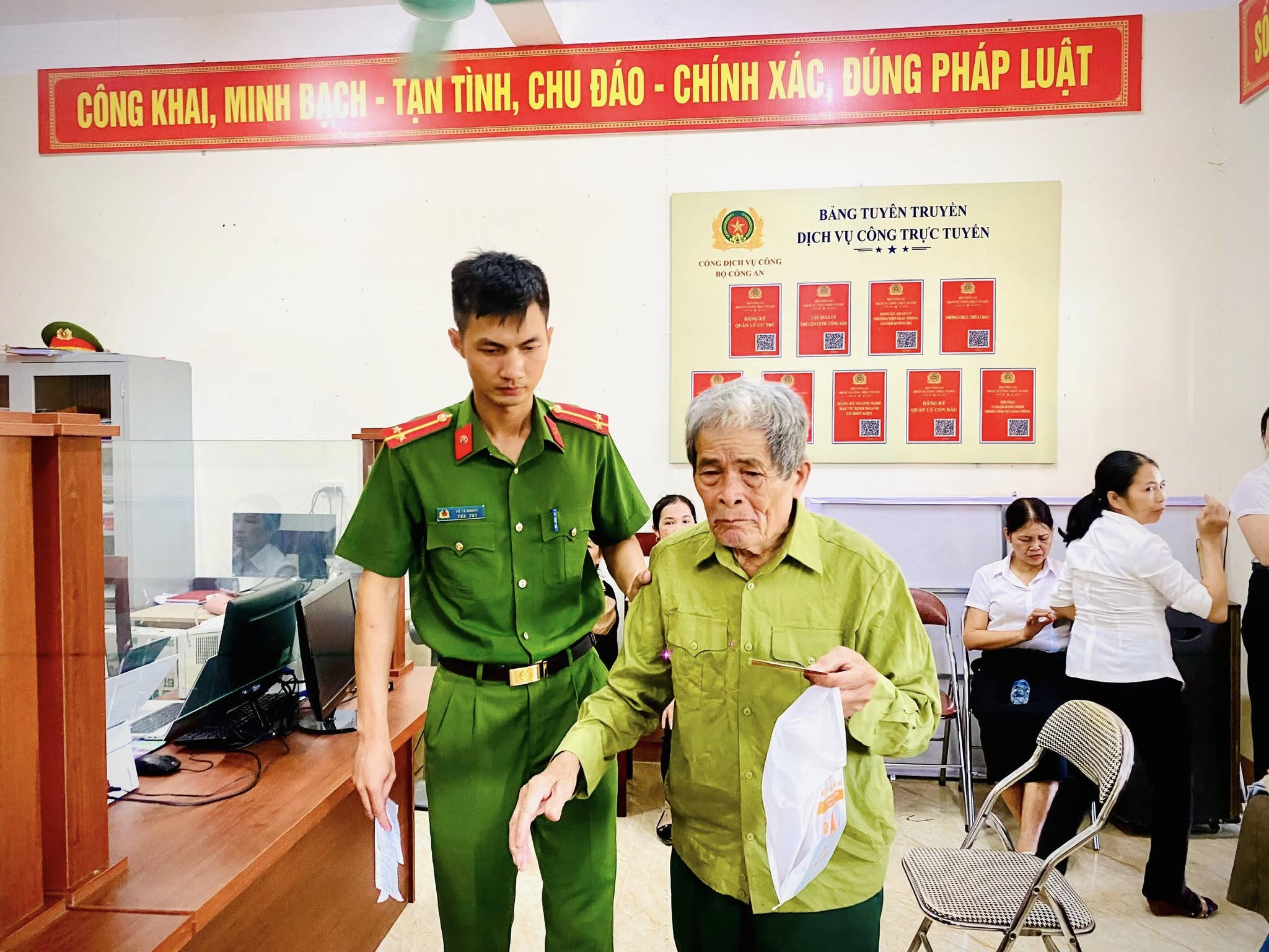     Tăng ca nỗ lực thực hiện cấp đổi thẻ Đảng viên
