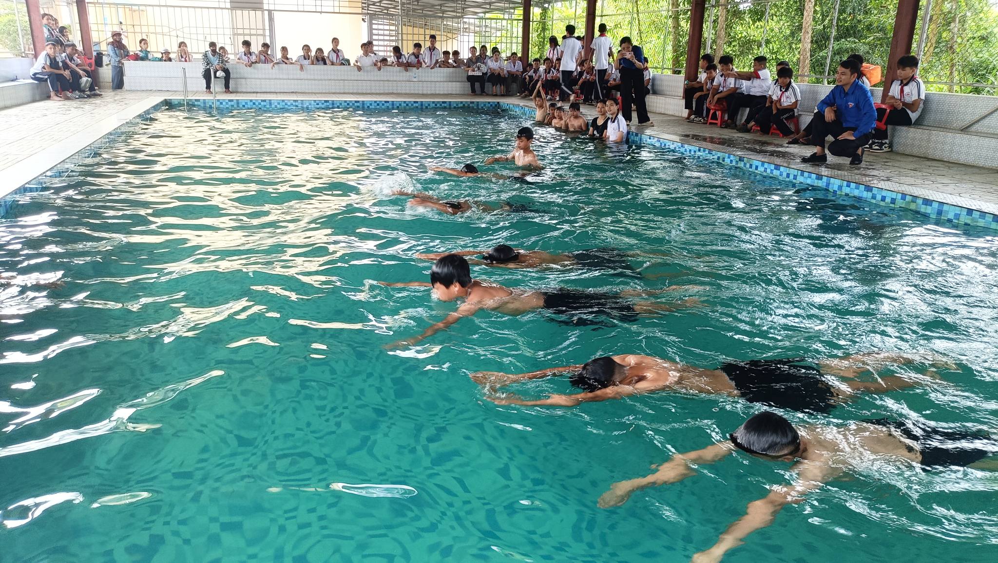 Khai giảng lớp học bơi miễn phí cho trẻ em khó khăn 