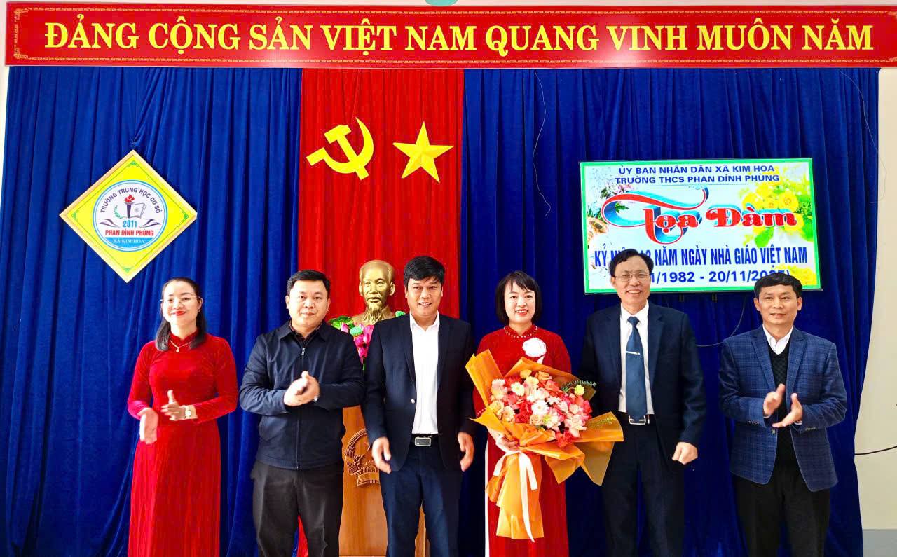 Các đồng chí lãnh đạo xã Kim Hoa chúc mừng cán bộ giáo viên, nhân viên trường học nhân Ngày Nhà giáo Việt Nam 20.11