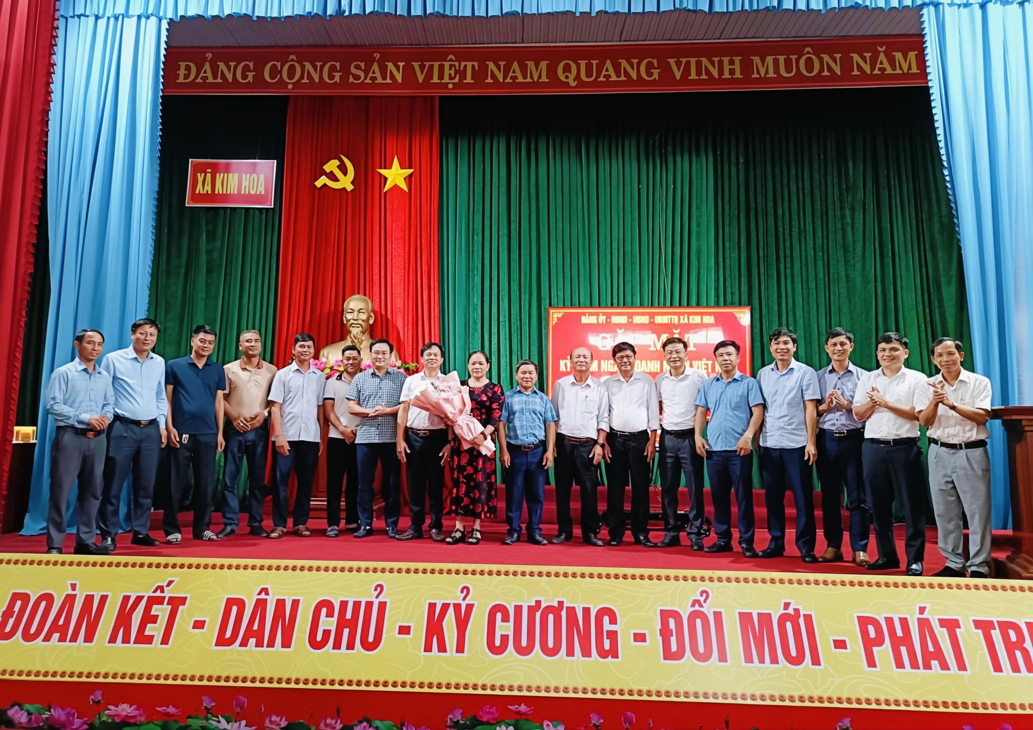 Gặp mặt, tặng hoa chúc mừng doanh nhân 