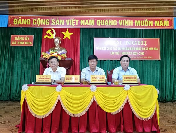 Xã Kim Hoa: Khen thưởng 4 tập thể, 11 cá nhân có nhiều thành tích trong công tác tổ chức Đại hội Đảng bộ xã.