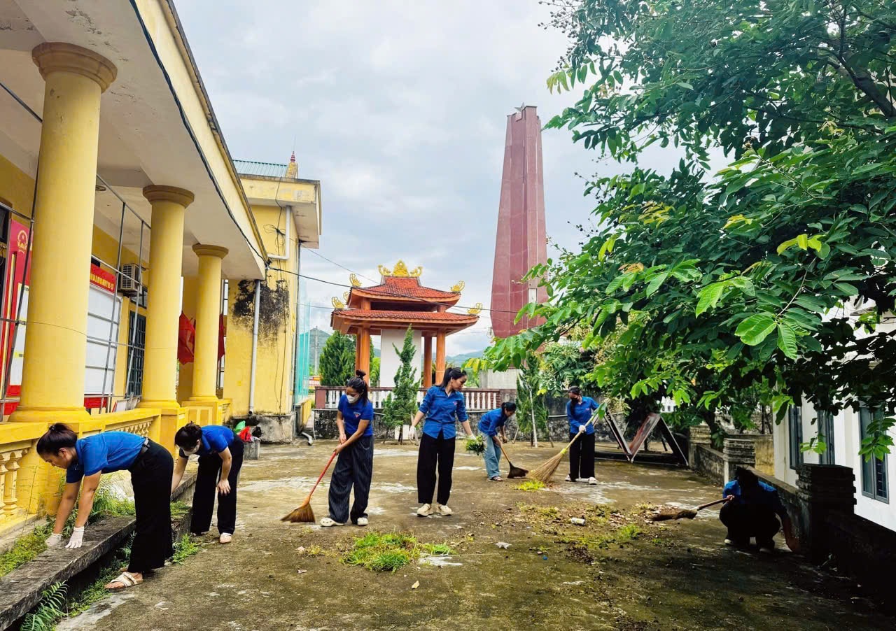 Chăm sóc các nhà bia ghi tên liệt sĩ