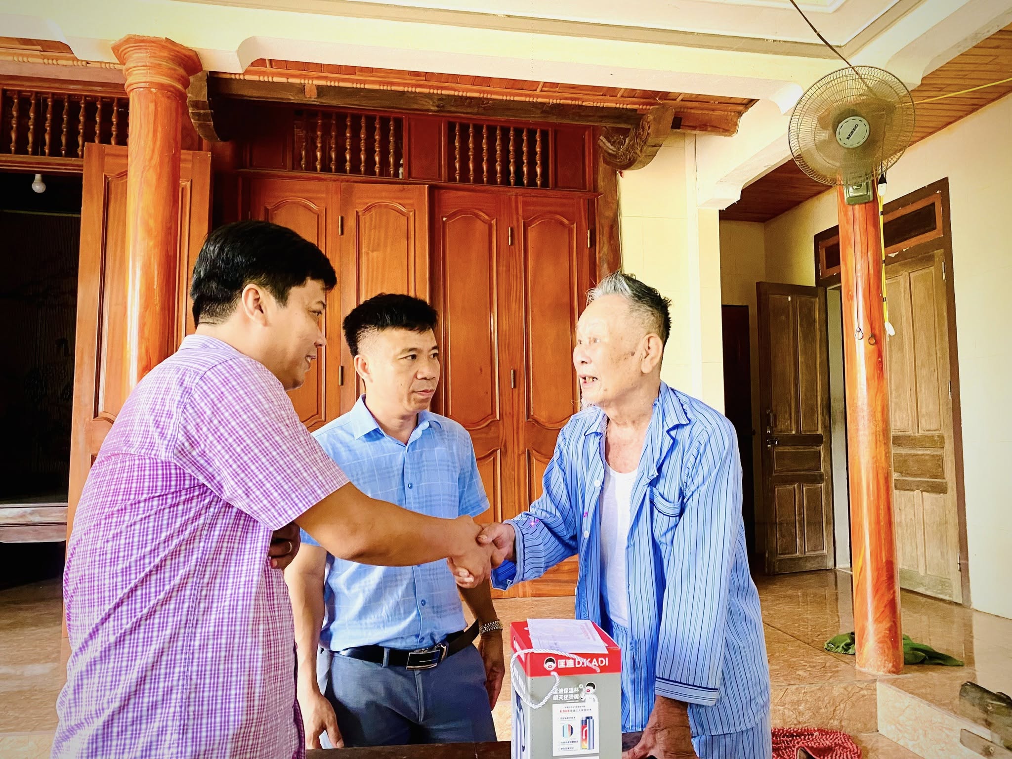 Tặng quà lãnh đạo xã qua các thời kỳ