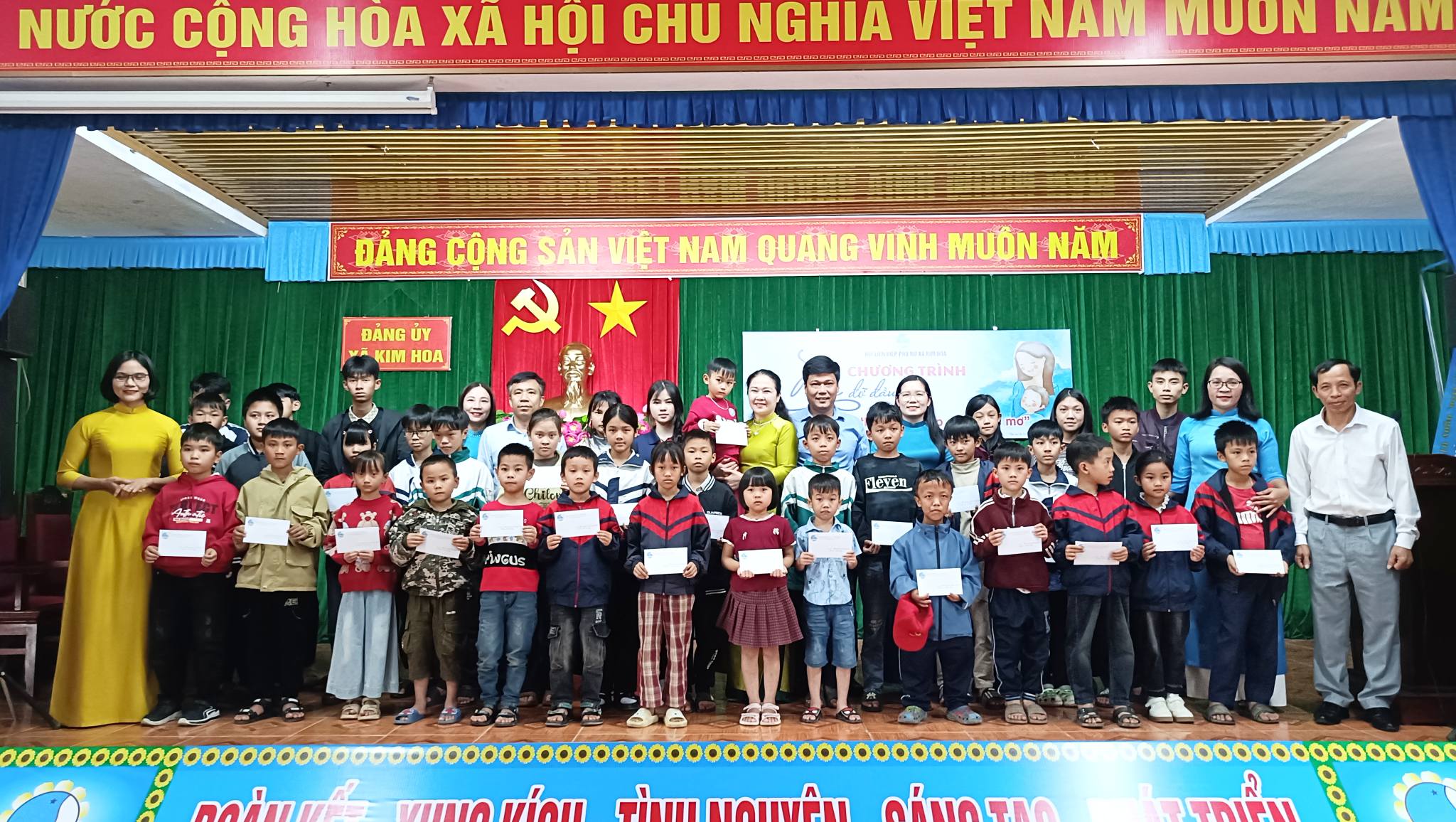 Xã Kim Hoa: Trao đỡ đầu cho 40 trẻ mồ côi