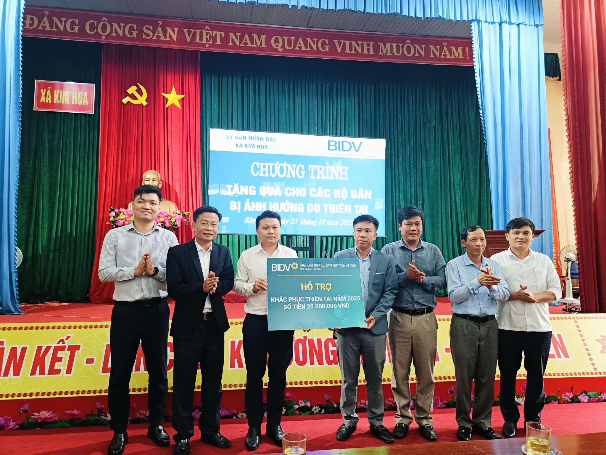 30 triệu đồng hỗ trợ Nhân dân xã Kim Hoa khắc phục hậu quả bão số 10