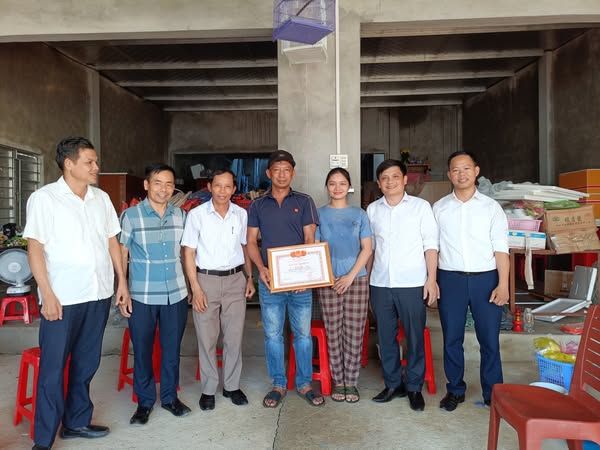 Khen thưởng cá nhân dũng cảm cứu người trong lũ lụt