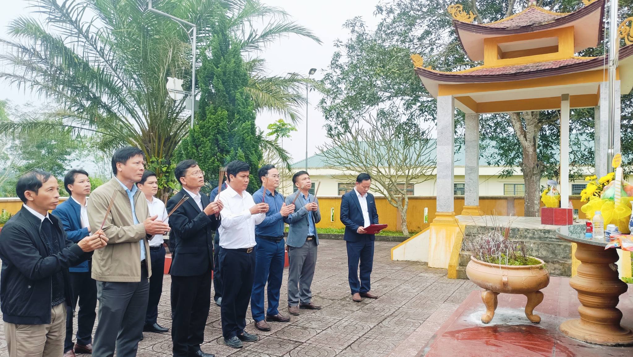 Dâng hương tri ân các liệt sĩ trước ngày bầu cử 