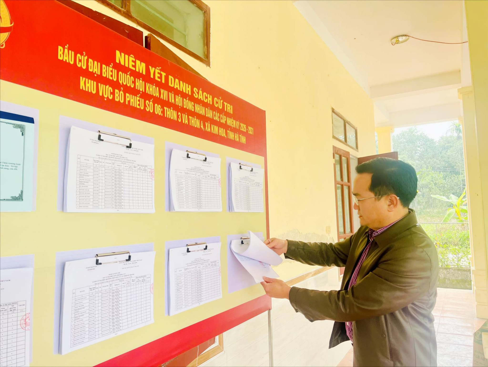 Lãnh đạo xã Kim Hoa kiểm công tác chuẩn bị bầu cử tại các thôn