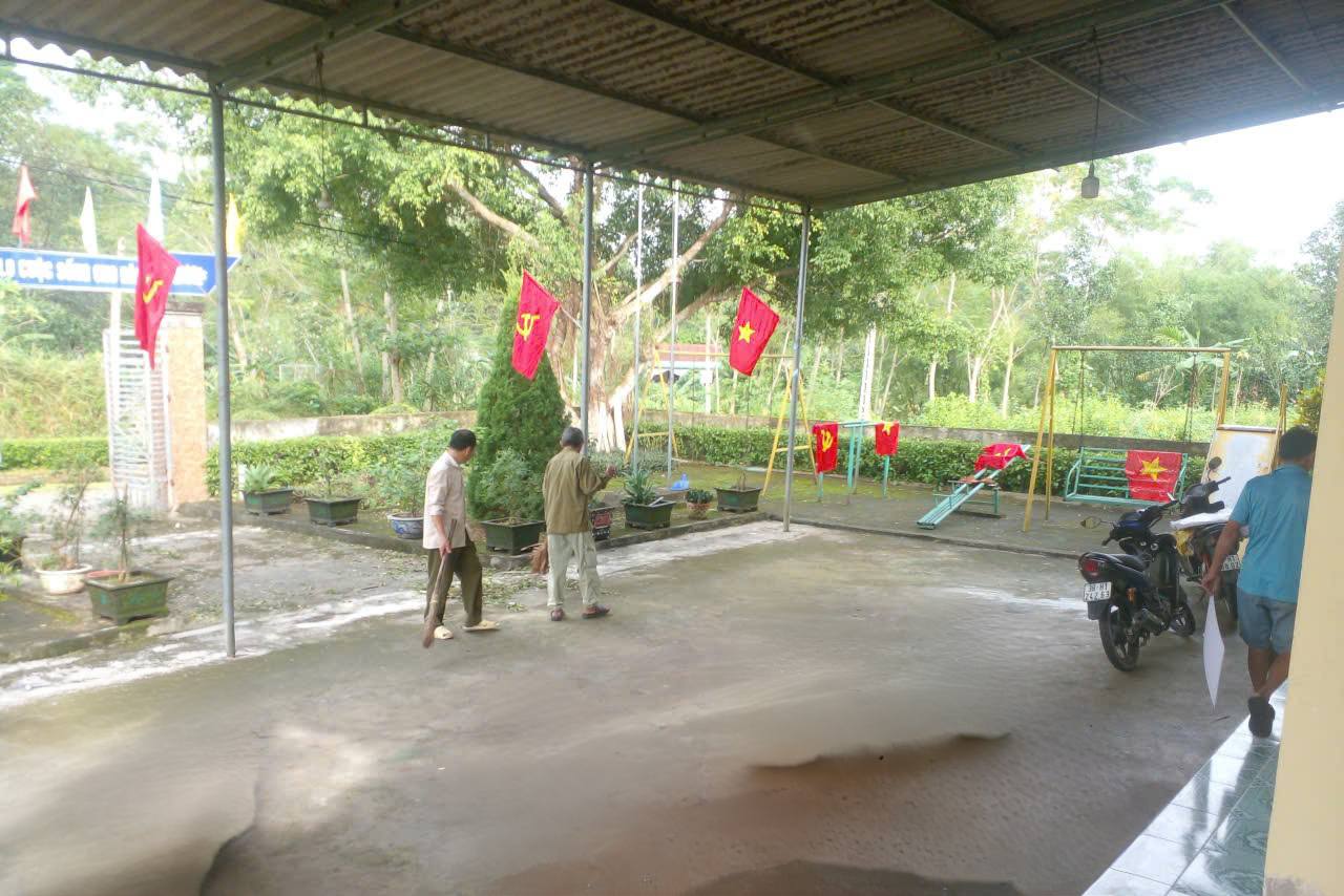 Xã Kim Hoa: Vệ sinh môi trường sau bão lũ