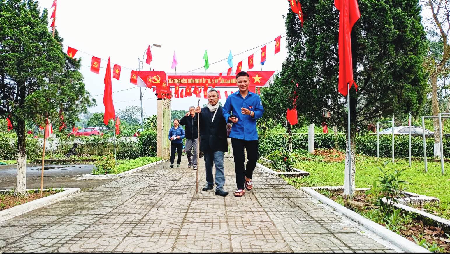 Những "Gương sáng" trong ngày bầu cử ở xã Kim Hoa 