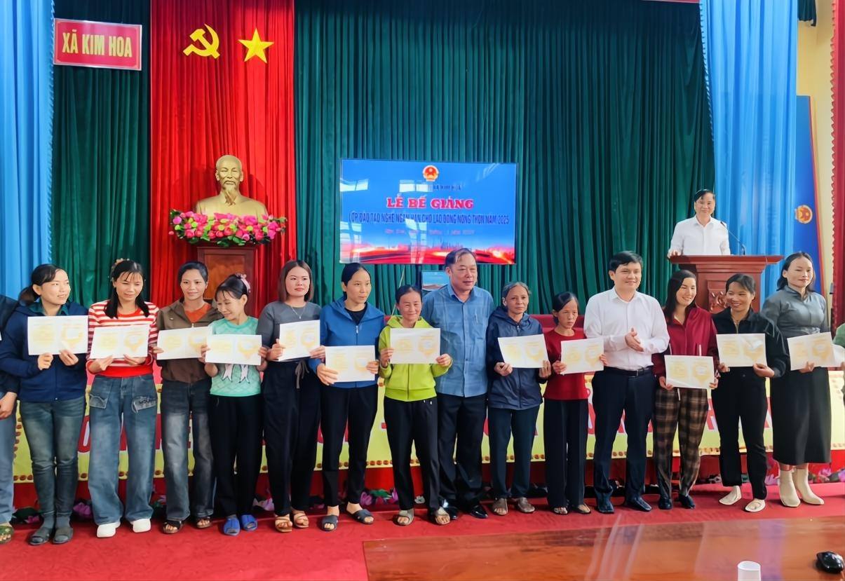 Bế giảng lớp học nghề cho lao động nông thôn