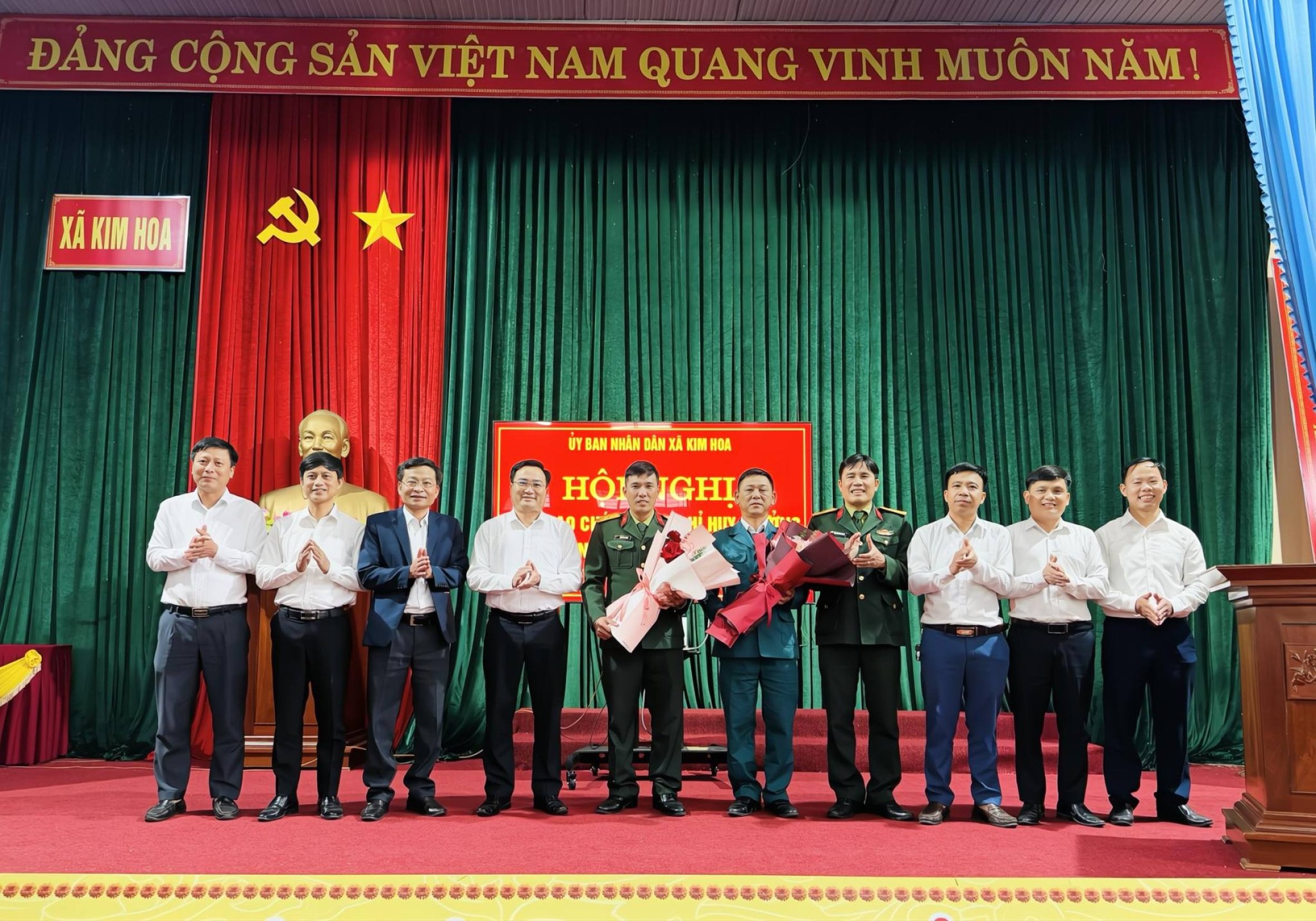 Hội nghị bàn giao chức vụ chỉ huy trưởng Quân sự xã