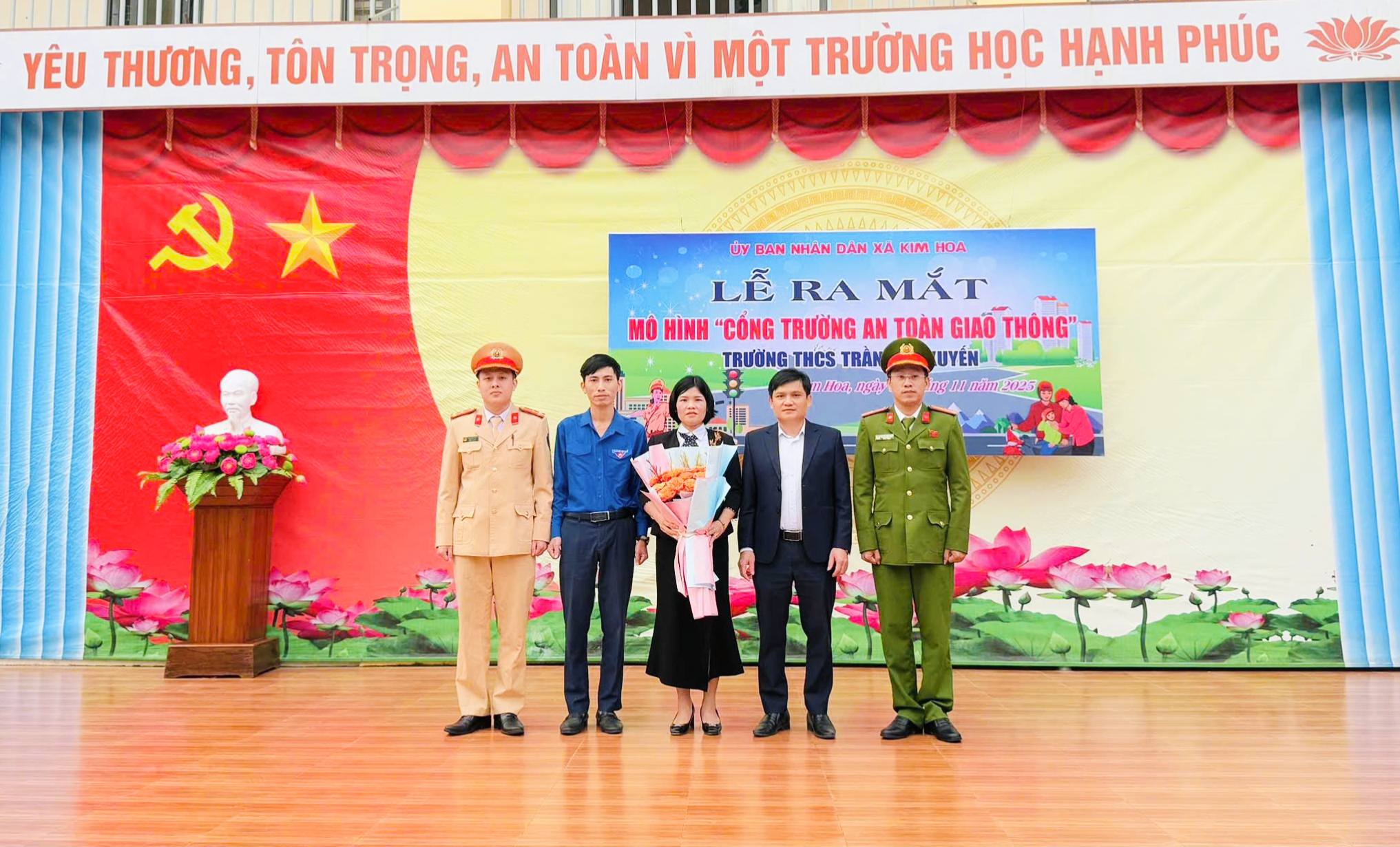 Trường THCS Trần Kim Xuyến ra mắt mô hình "Cổng trường an toàn"