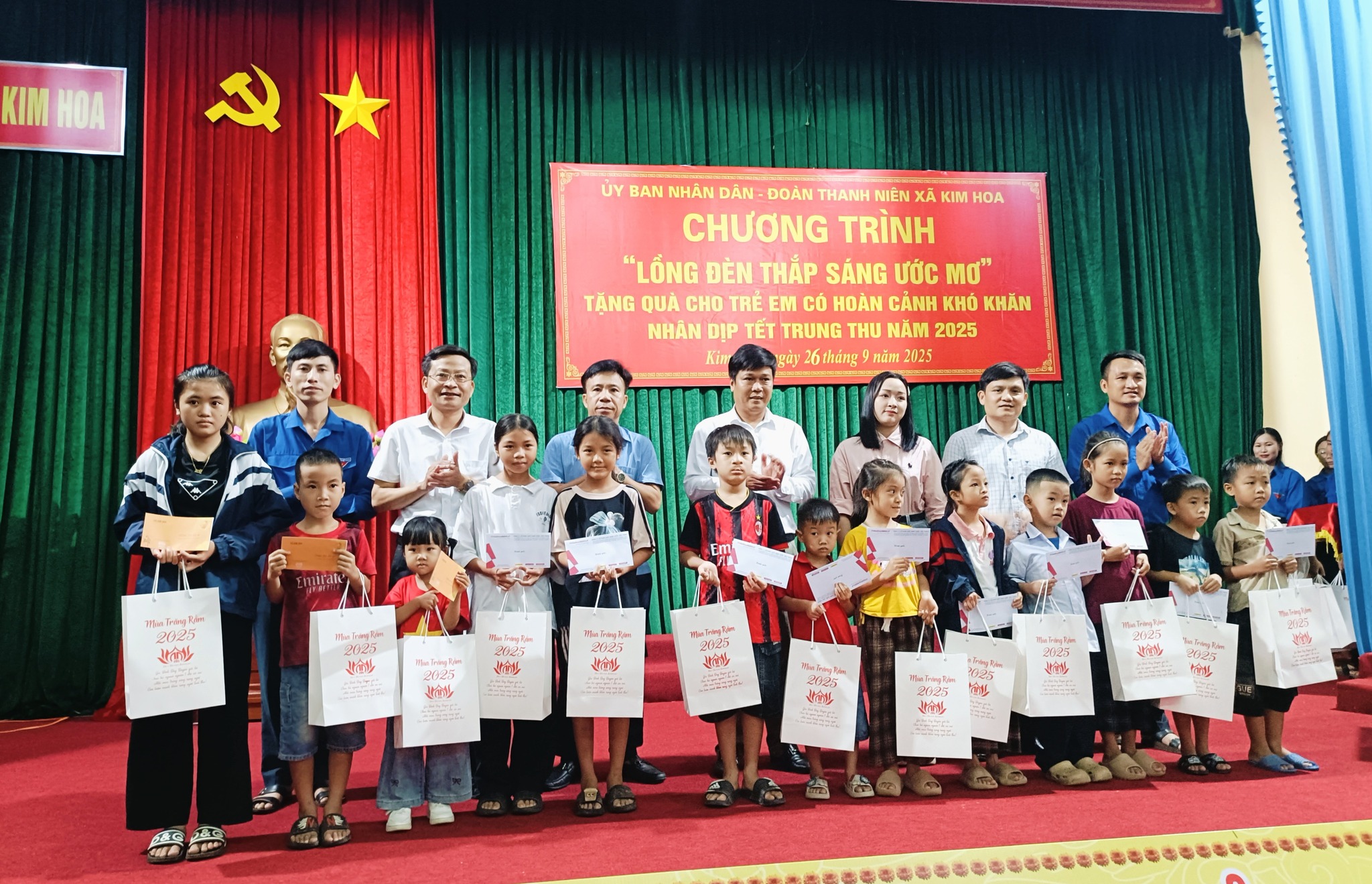Xã Kim Hoa: Trao quà Tết Trung thu cho trẻ em khó khăn 