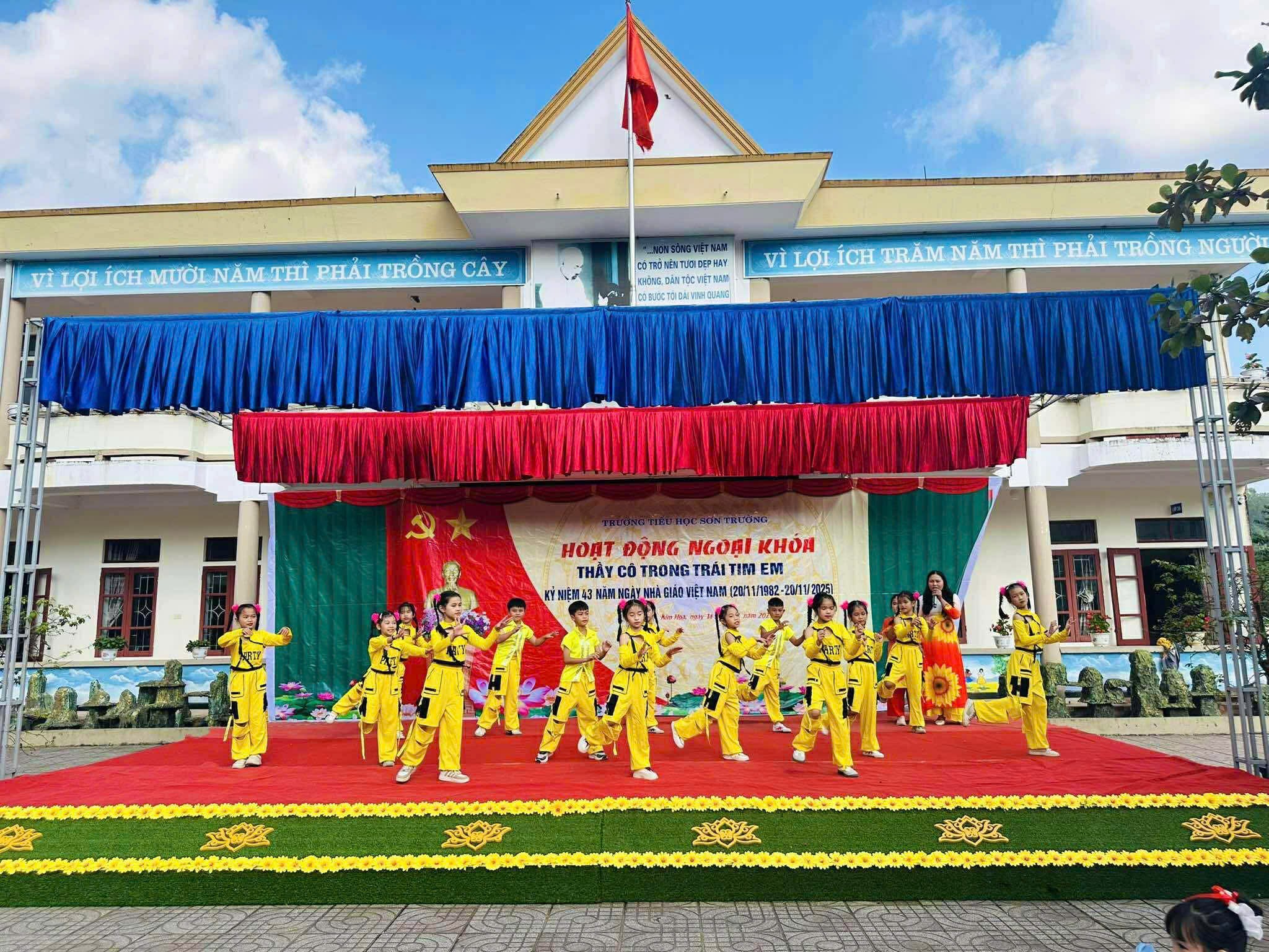 Hoạt động ngoại khóa "Thầy cô trong trái tim em"