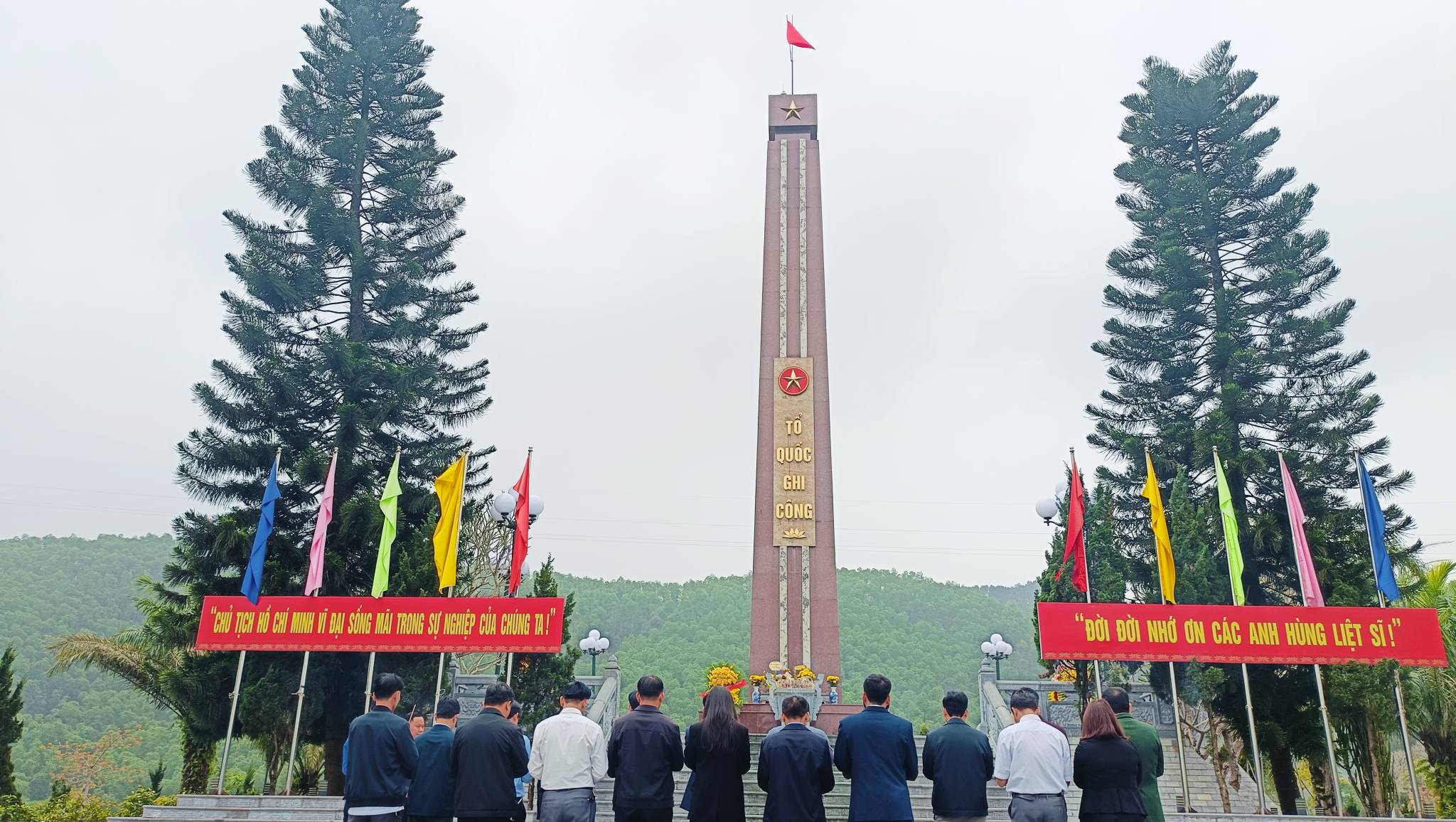 Lãnh đạo xã Kim Hoa  dâng hương tại các đài tưởng niệm liệt sĩ