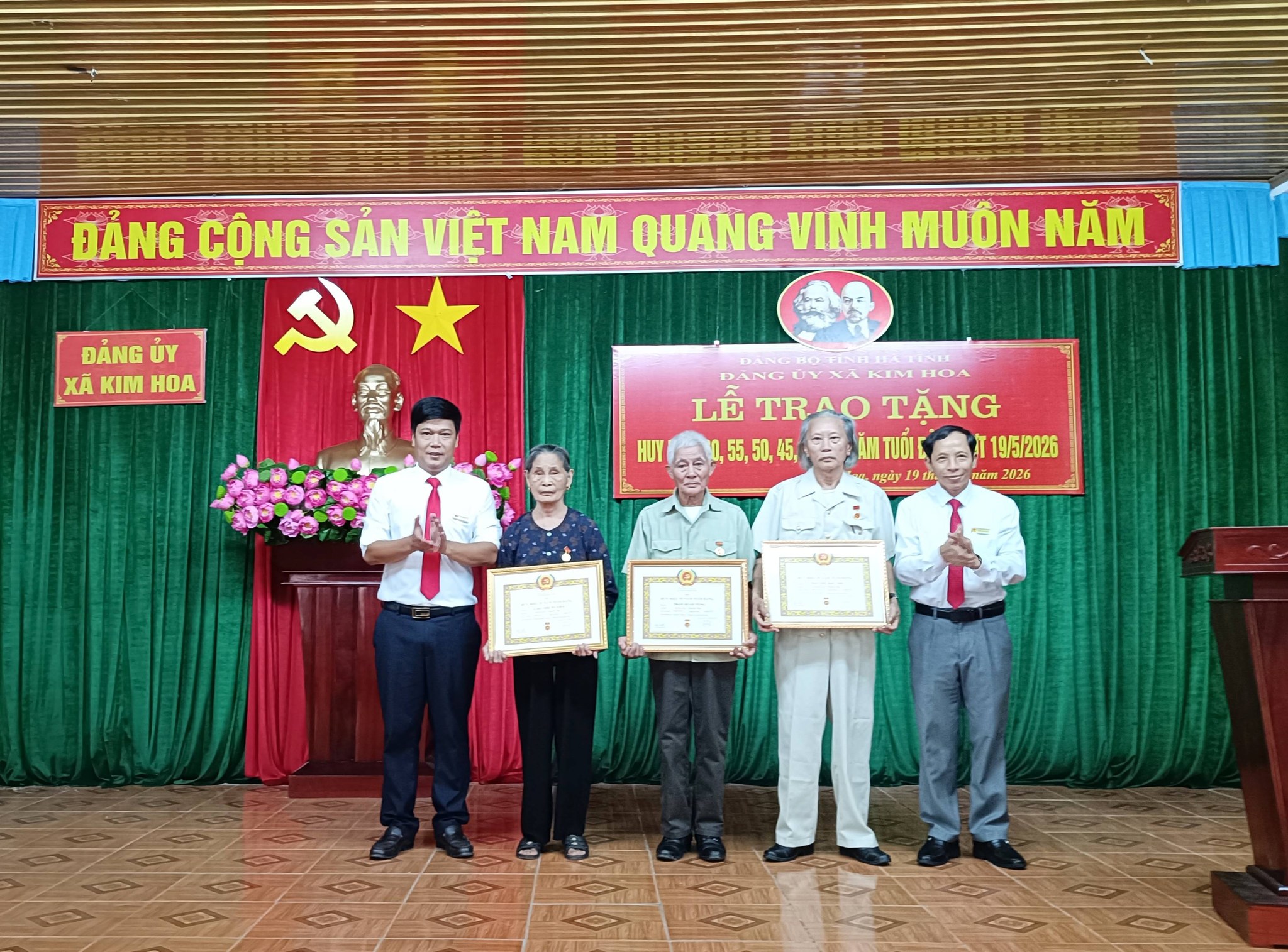 Xã Kim Hoa: trao Huy hiệu Đảng cho các đảng viên 