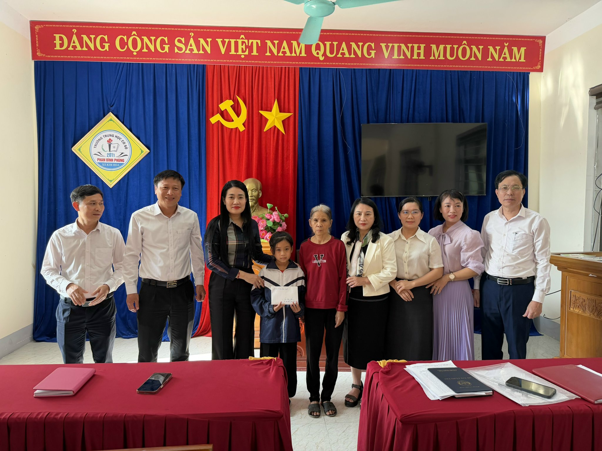 Trao 30 triệu đồng cho trẻ em đặc biệt khó khăn