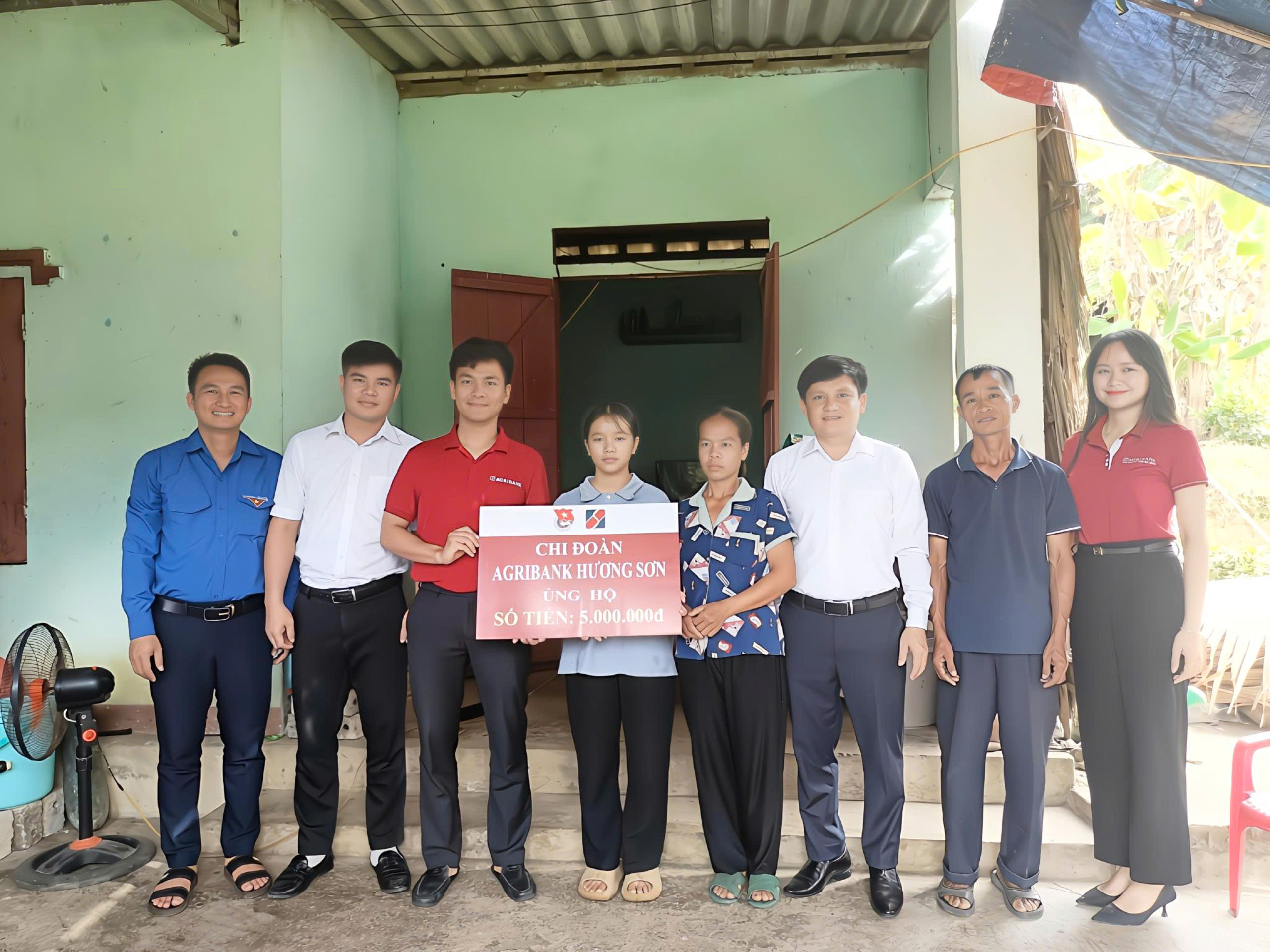 Ngân hàng AGRIBANK Chi nhánh Hương Sơn trao quà cho 2 học sinh thủ khoa khối C00
