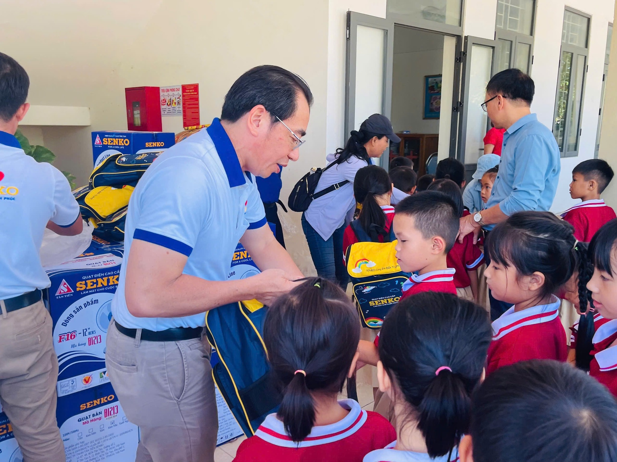 Công ty TNHH Tân Tiến SENKO: Trao 273 suất quà cho học sinh khó khăn xã Kim Hoa