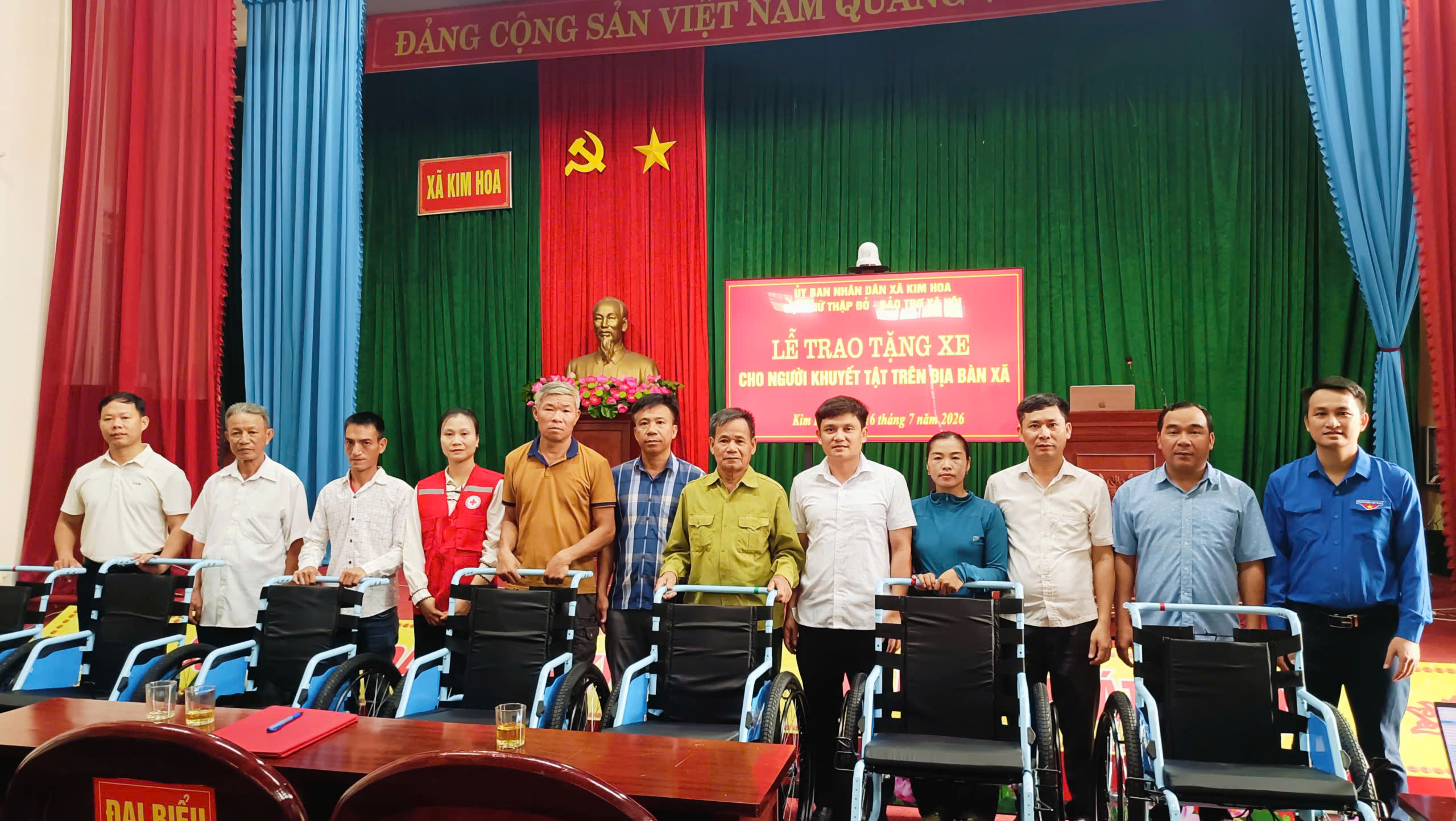 Trao xe lăn cho người khuyết tật