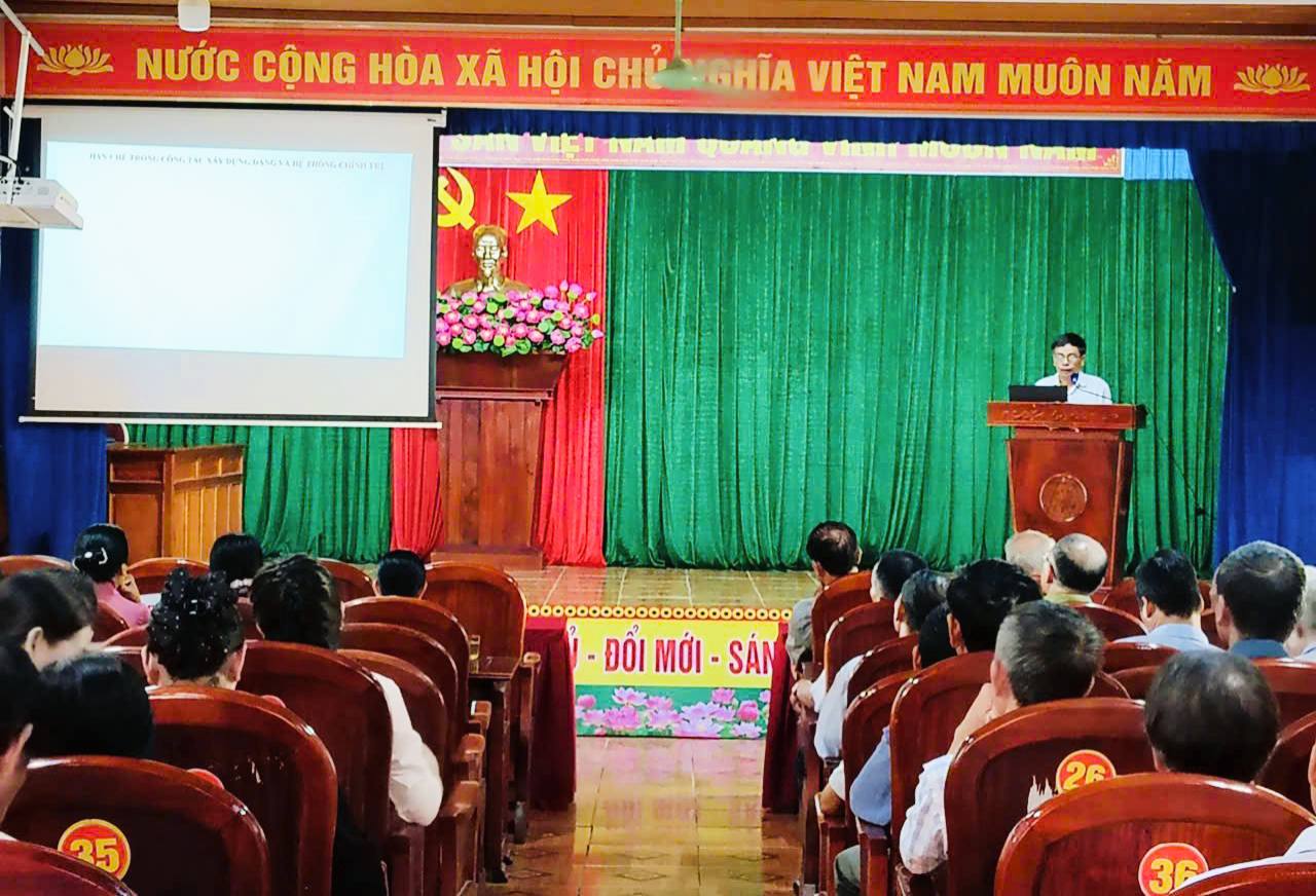 Quán triệt, học tập Nghị quyết Đại hội Đảng bộ xã Kim Hoa và kết quả Đại hội Đảng bộ tỉnh.