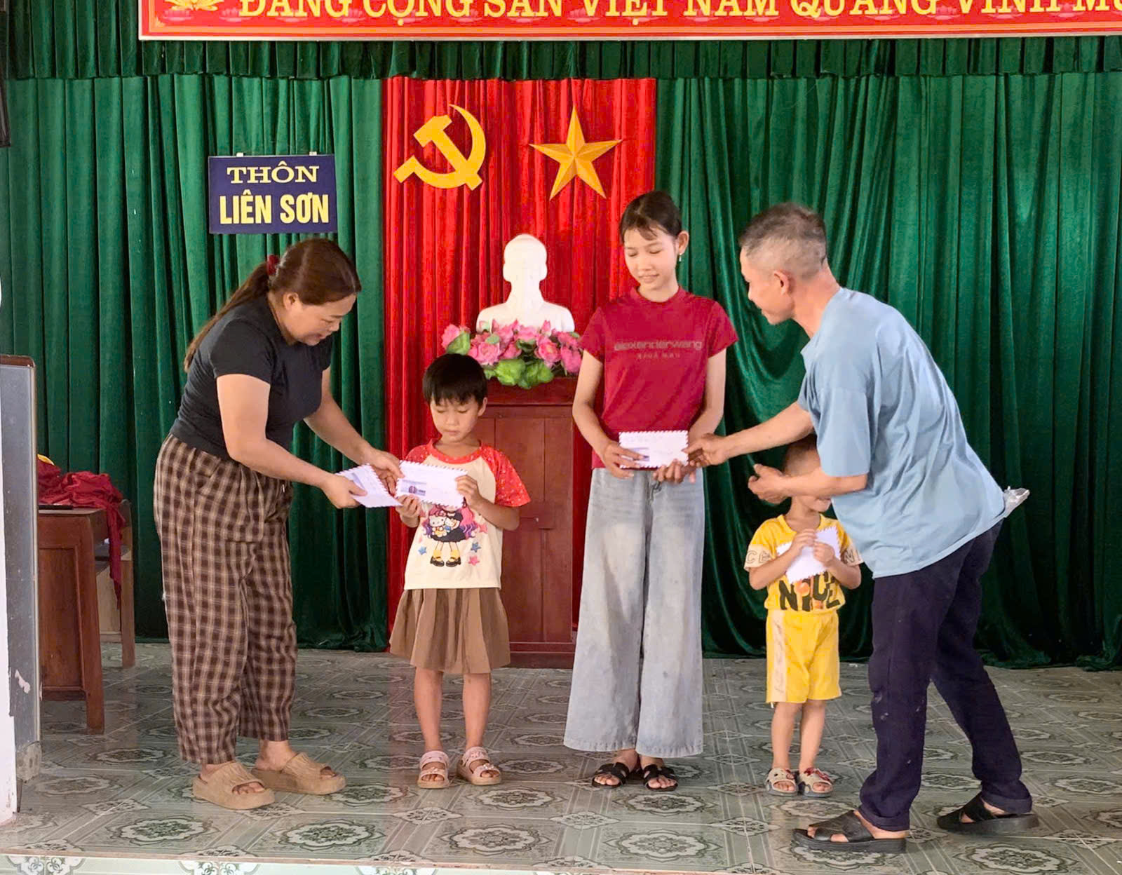 Trao 176 suất quà cho trẻ em khó khăn