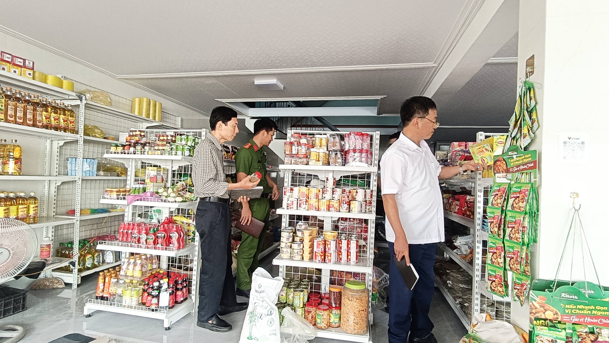 Kiểm tra vệ sinh an toàn thực phẩm trên địa bàn 