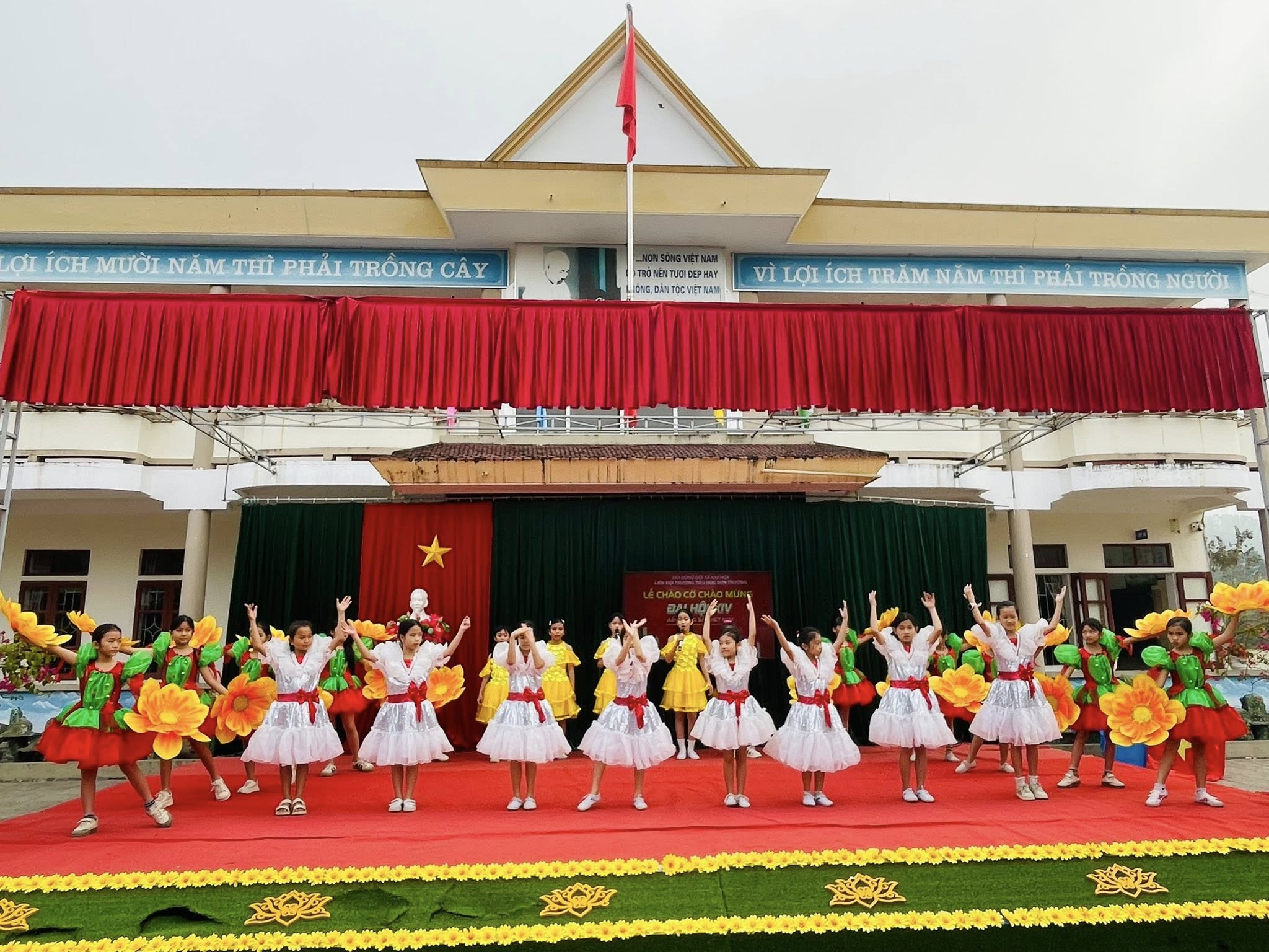 Tiểu học Sơn Trường: Lễ chào cờ đầu tuần gắn với chào mừng Đại hội XIV của Đảng