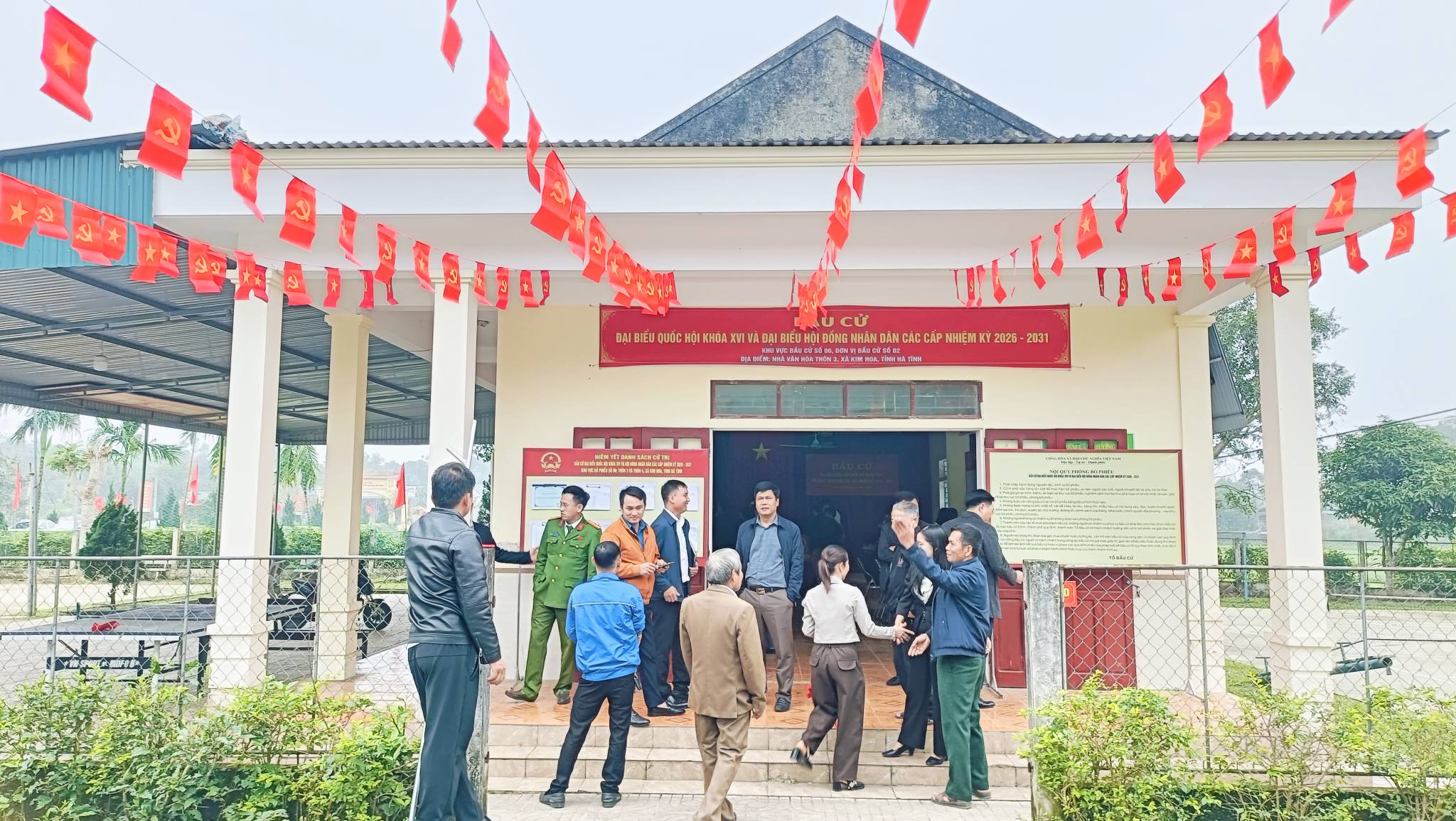 Tham quan trang trí khu vực bầu cử