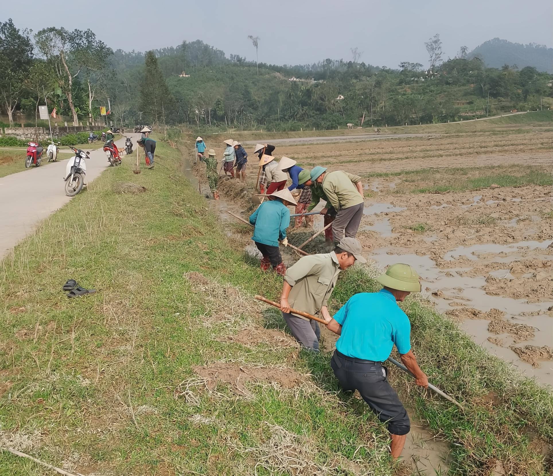Nhân dân Kim Hoa tập trung tu sửa kênh mương nội đồng