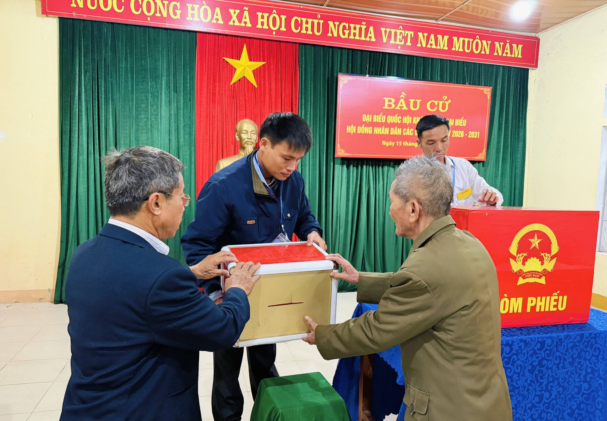 Những lá phiếu đầu tiên tại các điểm bầu cử xã Kim Hoa 