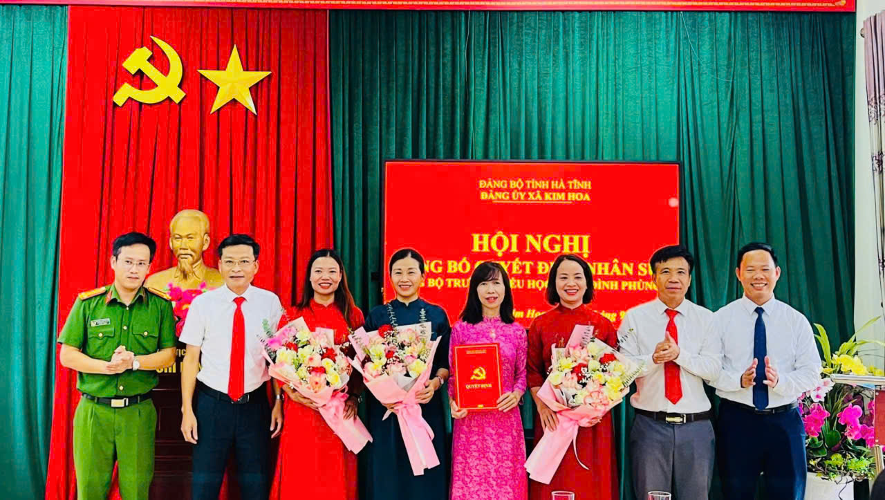 Công bố các quyết định chỉ định BCH, Bí thư, Phó Bí thư Đảng bộ trường học nhiệm kỳ 2025 - 2030