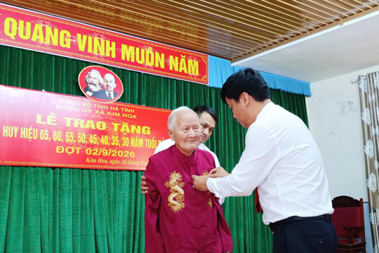 Trao 68 Huy hiệu Đảng dịp Quốc khánh 2/9