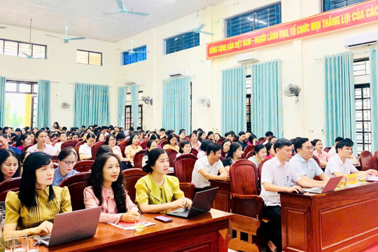 Bồi dưỡng chính trị năm học mới cho trên 200 cán bộ, giáo viên trường học
