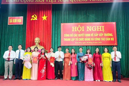 Xã Kim Hoa công bố các quyết định thành lập cơ sở giáo dục công lập và công tác cán bộ