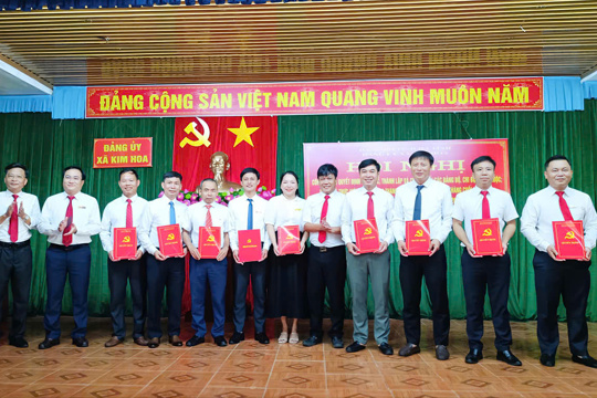 Xã Kim Hoa công bố các quyết định kiện toàn các tổ chức Đảng