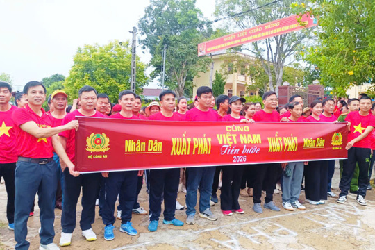 Trên 250 cán bộ công chức, viên chức và Nhân dân xã Kim Hoa tham gia đi bộ “Cùng Việt Nam tiến bước”