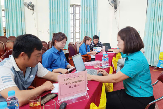 Phiên giao dịch việc làm tại xã Kim Hoa thu hút trên 200 lao động tham gia