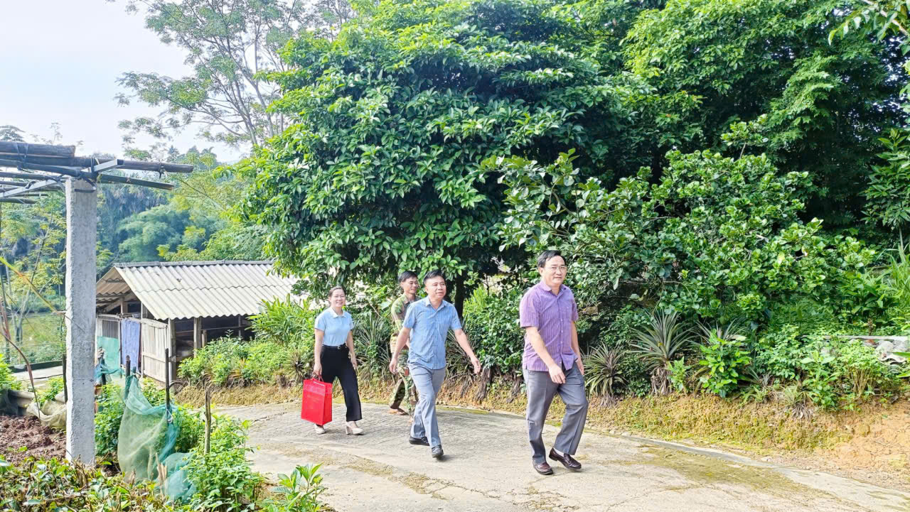 Tặng quà cho Người cao tuổi khó khăn