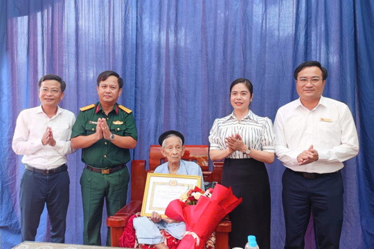 Trao Huy hiệu 80 năm tuổi Đảng cho đảng viên Nguyễn Quế