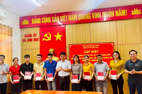 Thường trực Đảng ủy xã Kim Hoa gặp mặt các quần chúng ưu tú tham gia lớp Bồi dưỡng nhận thức về Đảng