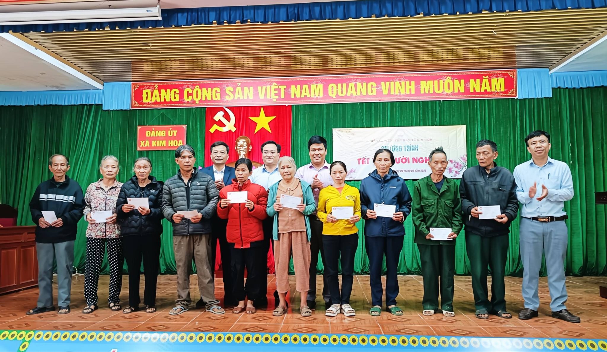 Xã Kim Hoa trao 210 suất quà Tết cho hộ khó khăn 